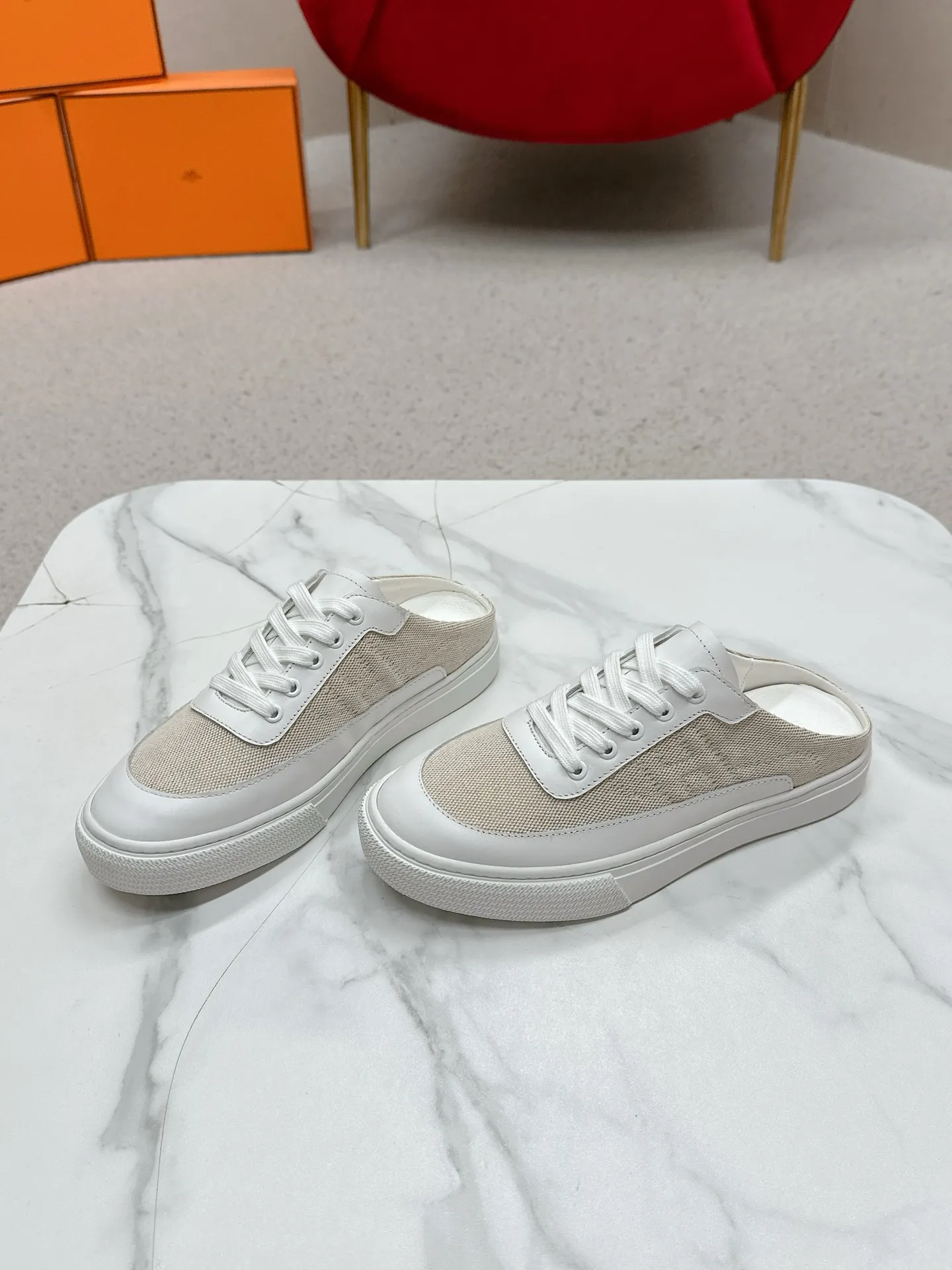 👟👟Ex-factory price 580👟👟 Men's size +10 [HERMES] H-lace slip-on sneakers, sneakers with empty back, white shoes, casual slippers and half-drags. 👉The craftsmanship is exquisite, and new products are released at the counter at the same time. Every detail of the shoes is made with special care, which is quite eye-catching. The elegant splicing elements highlight the good temperament! 🔻Fashionable fly woven lace-up method adds a casual atmosphere and exquisite lines, which can better reflect the family-style design language and intersperse exquisite lines. ✨✨The upper is made of imported cow suede/imported canvas, the lining is made of imported mixed sheepskin, and the original custom-made rubber outsole. 🐎Size: 35-40 for women, 39-44 for men (41 for women, 45 for men, can be customized, non-refundable)